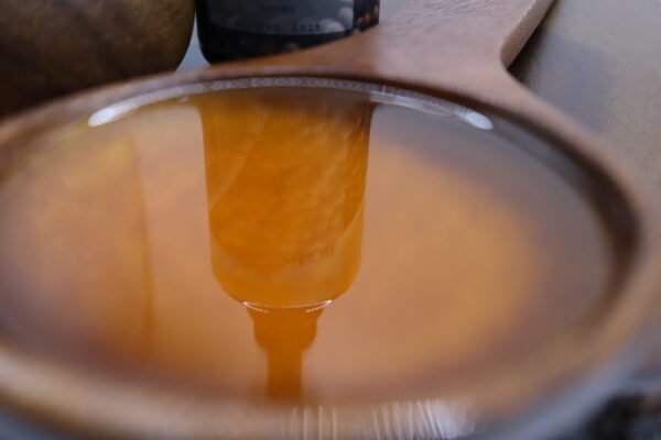 un bol de madera lleno de aceite de mostaza sin refinarun bol de madera lleno de aceite de mostaza sin refinar